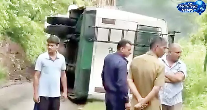 ब्रेक फेल होने से पलटी बस, लडभड़ोल के रैंस में पेश आया हादसा ब्रेक फेल होने से पलटी बस, लडभड़ोल के रैंस में पेश आया हादसा
