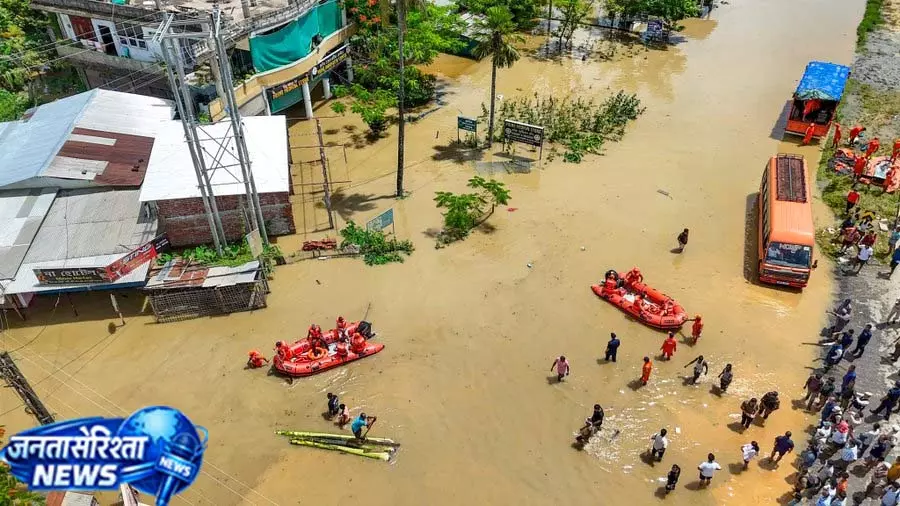 असम में लगातार बारिश से तबाही, 6.4 लाख से ज्यादा लोग प्रभावित; राहत और बचाव अभियान जारी असम में लगातार बारिश से तबाही, 6.4 लाख से ज्यादा लोग प्रभावित; राहत और बचाव अभियान जारी