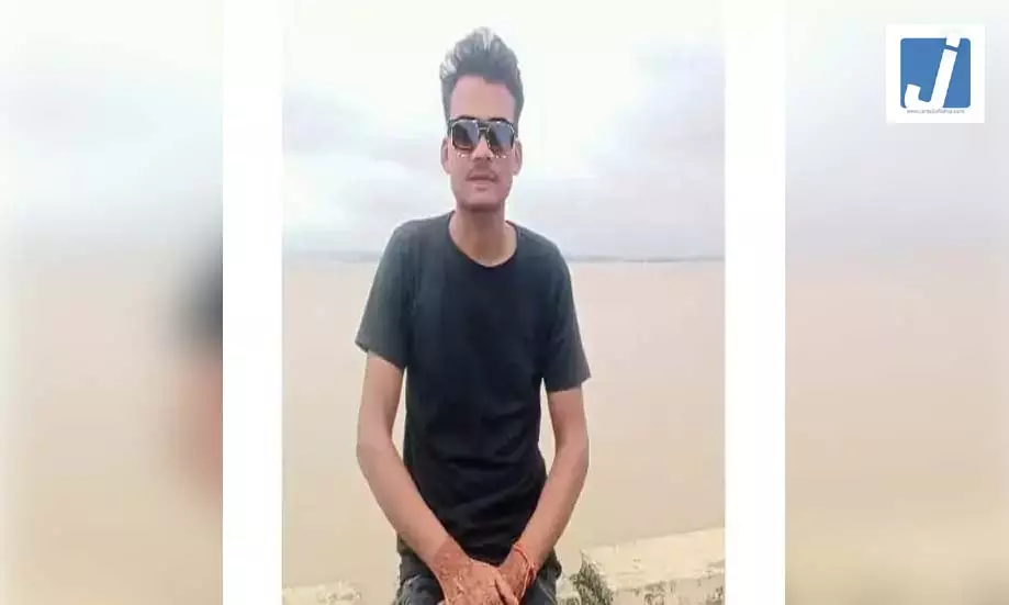 युवक की चाकू मारकर हत्या, परिवार ने एम्बुलेंस-इमरजेंसी सेवाओं के खराब होने का लगाया आरोप युवक की चाकू मारकर हत्या, परिवार ने एम्बुलेंस-इमरजेंसी सेवाओं के खराब होने का लगाया आरोप