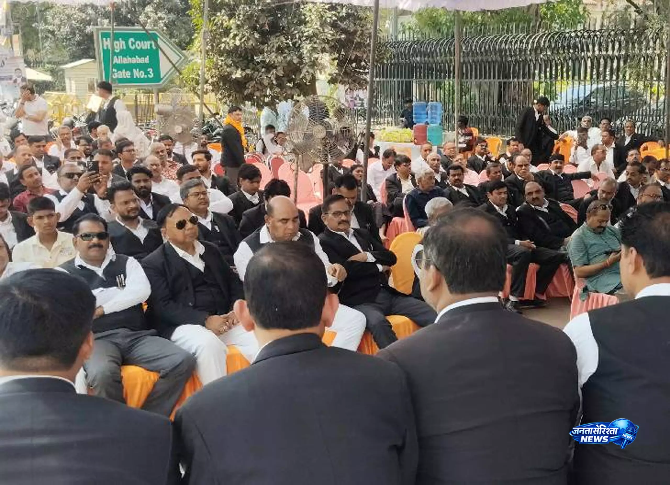 Court की समस्याओं को लेकर भड़के वकील, हाई कोर्ट गेट पर किया प्रदर्शन Court की समस्याओं को लेकर भड़के वकील, हाई कोर्ट गेट पर किया प्रदर्शन