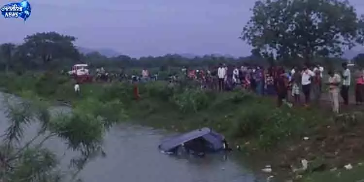 Odisha के ढेंकनाल में कार तालाब में गिरी, पांच लोगों की मौत, दो घायल Odisha के ढेंकनाल में कार तालाब में गिरी, पांच लोगों की मौत, दो घायल