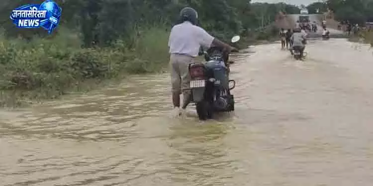Athagada में नदियों के उफान से टूटा संपर्क Athagada में नदियों के उफान से टूटा संपर्क