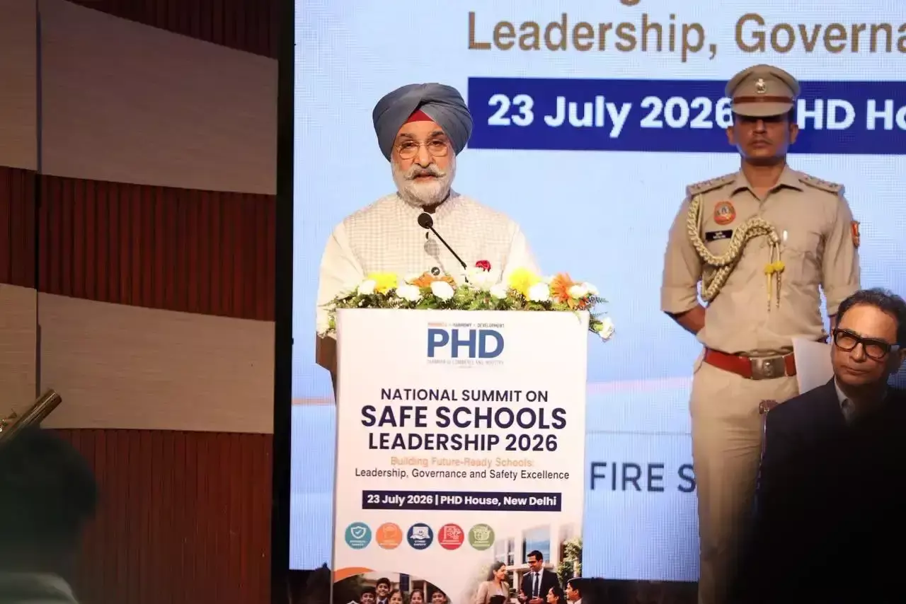 New Delhi: स्कूलों में सुरक्षित और बेहतर माहौल सुनिश्चित करने पर उपराज्यपाल तरनजीत सिंह संधू का जोर