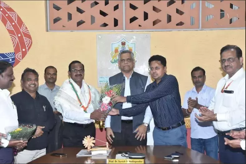 Karnataka: डॉ. अमरेश यतागल ने एमजीआरडीपीआरयू रजिस्ट्रार के रूप में कार्यभार संभाला Karnataka: डॉ. अमरेश यतागल ने एमजीआरडीपीआरयू रजिस्ट्रार के रूप में कार्यभार संभाला