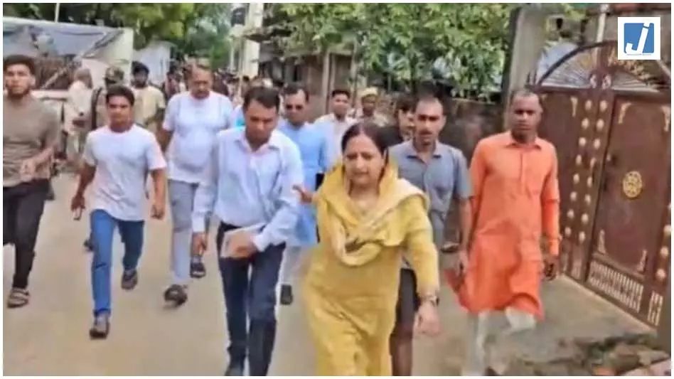आगबबूला हुईं बीजेपी विधायक, बिजली अफसर का हाथ घसीटकर ले गईं आगबबूला हुईं बीजेपी विधायक, बिजली अफसर का हाथ घसीटकर ले गईं