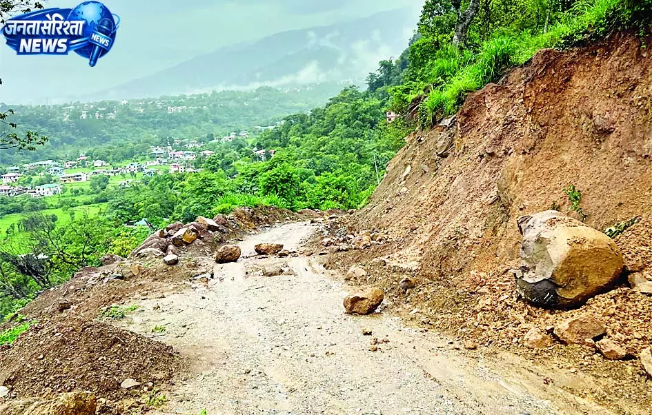 मंडी में बारिश ने 56 सडक़ों पर रोके पहिए मंडी में बारिश ने 56 सडक़ों पर रोके पहिए