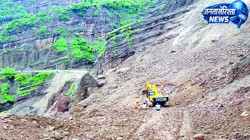 भूस्खलन से टूटी सडक़ का काम तेज, तीन पोकलेन मशीनें जुटीं भूस्खलन से टूटी सडक़ का काम तेज, तीन पोकलेन मशीनें जुटीं