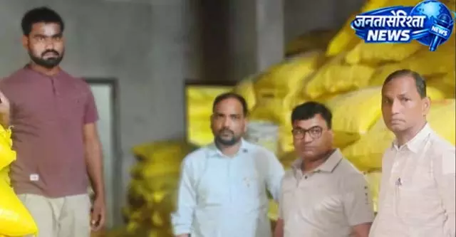 किसानों को ठगने की तैयारी, खाद की बोरियों में भरी जा रही थी दूसरी खाद किसानों को ठगने की तैयारी, खाद की बोरियों में भरी जा रही थी दूसरी खाद