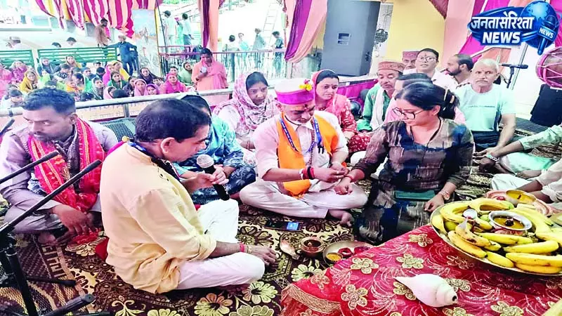 सावन में शिवालयों में उमड़ी श्रद्धालुओं की भीड़ सावन में शिवालयों में उमड़ी श्रद्धालुओं की भीड़