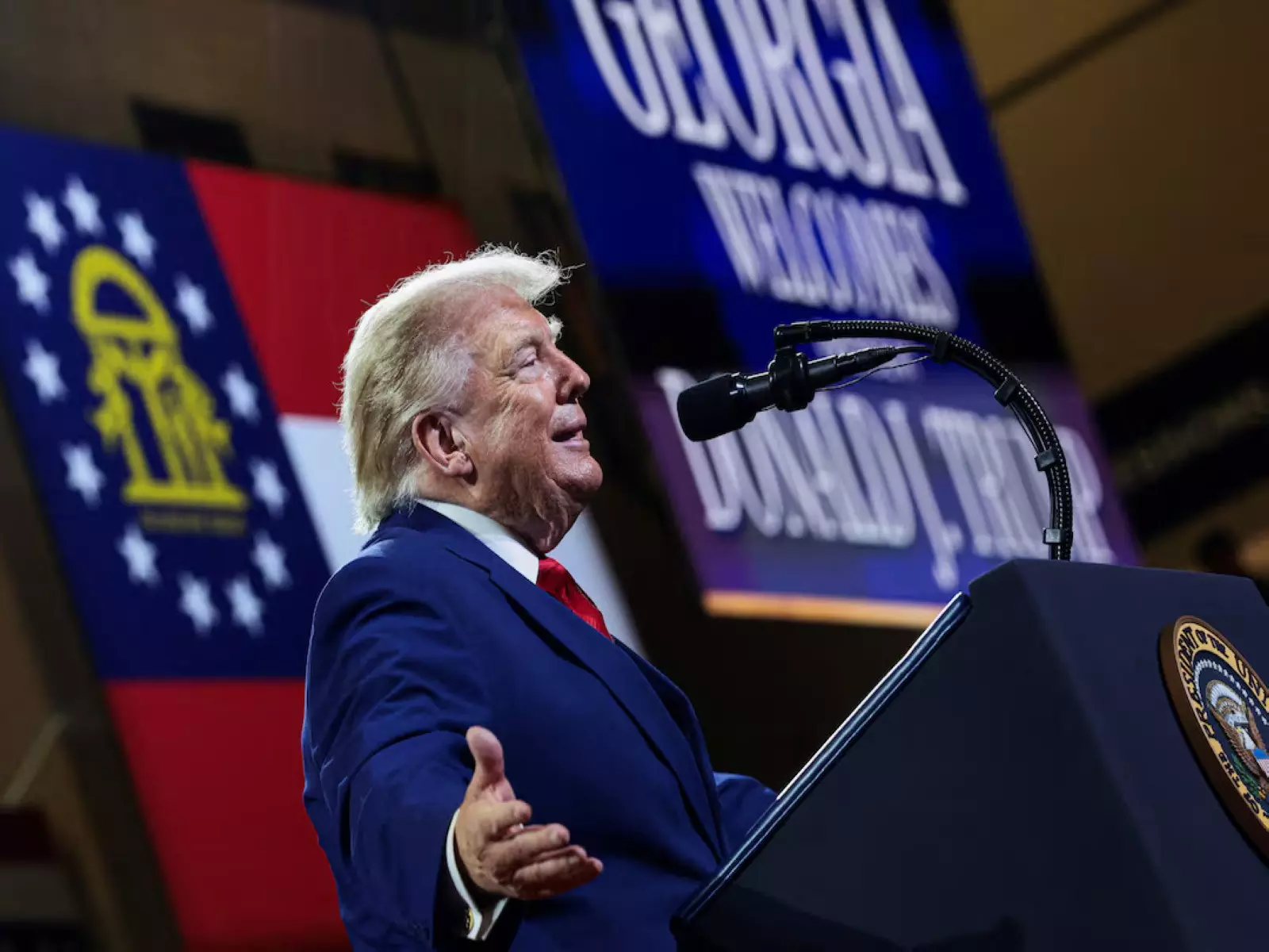 अमेरिका का सुनहरा दौर आ गया है: जॉर्जिया रैली में Trump ने मिड-टर्म चुनाव के लिए अपनी मुहिम तेज़ की अमेरिका का सुनहरा दौर आ गया है: जॉर्जिया रैली में Trump ने मिड-टर्म चुनाव के लिए अपनी मुहिम तेज़ की