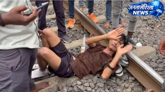 झाबुआ में ट्रेन रोकी, यात्रियों का ट्रैक पर प्रदर्शन झाबुआ में ट्रेन रोकी, यात्रियों का ट्रैक पर प्रदर्शन