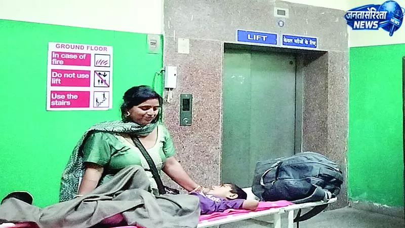 मेडिकल कालेज की लिफ्ट फिर खराब, मरीज और डाक्टर फंसे मेडिकल कालेज की लिफ्ट फिर खराब, मरीज और डाक्टर फंसे