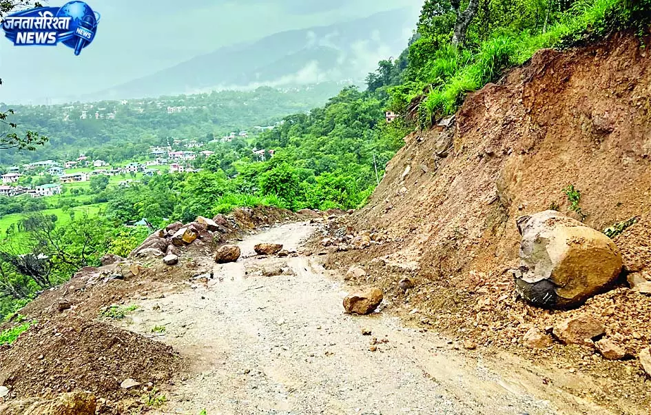 चंबा में 83 सडक़ें बंद, 385 पेयजल योजनाएं ठप चंबा में 83 सडक़ें बंद, 385 पेयजल योजनाएं ठप