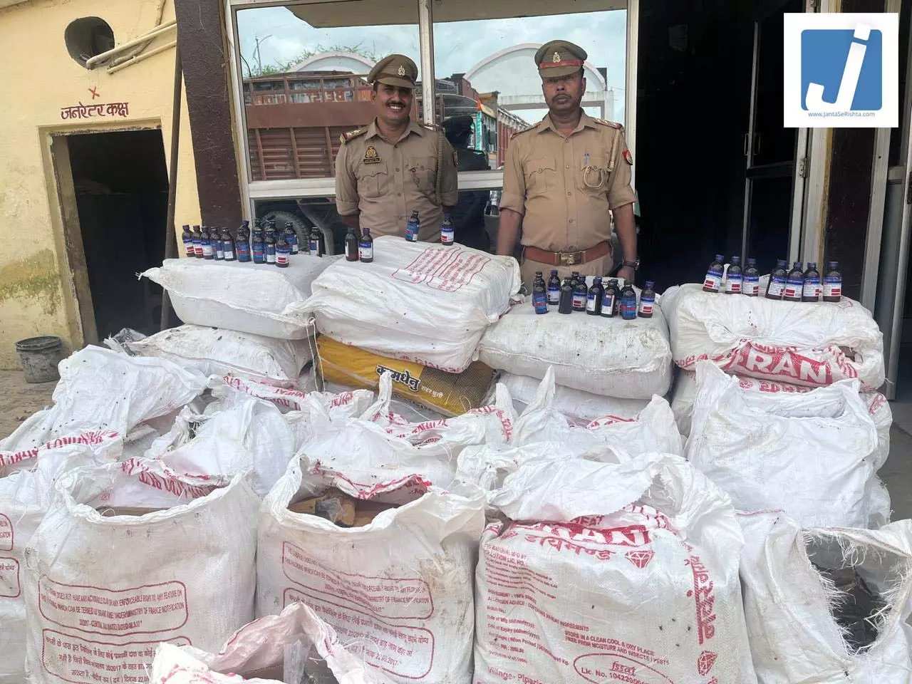 लावारिस खड़े ट्रक से 7200 शीशी अवैध कोडीन कफ सिरप बरामद, मचा हड़कंप लावारिस खड़े ट्रक से 7200 शीशी अवैध कोडीन कफ सिरप बरामद, मचा हड़कंप