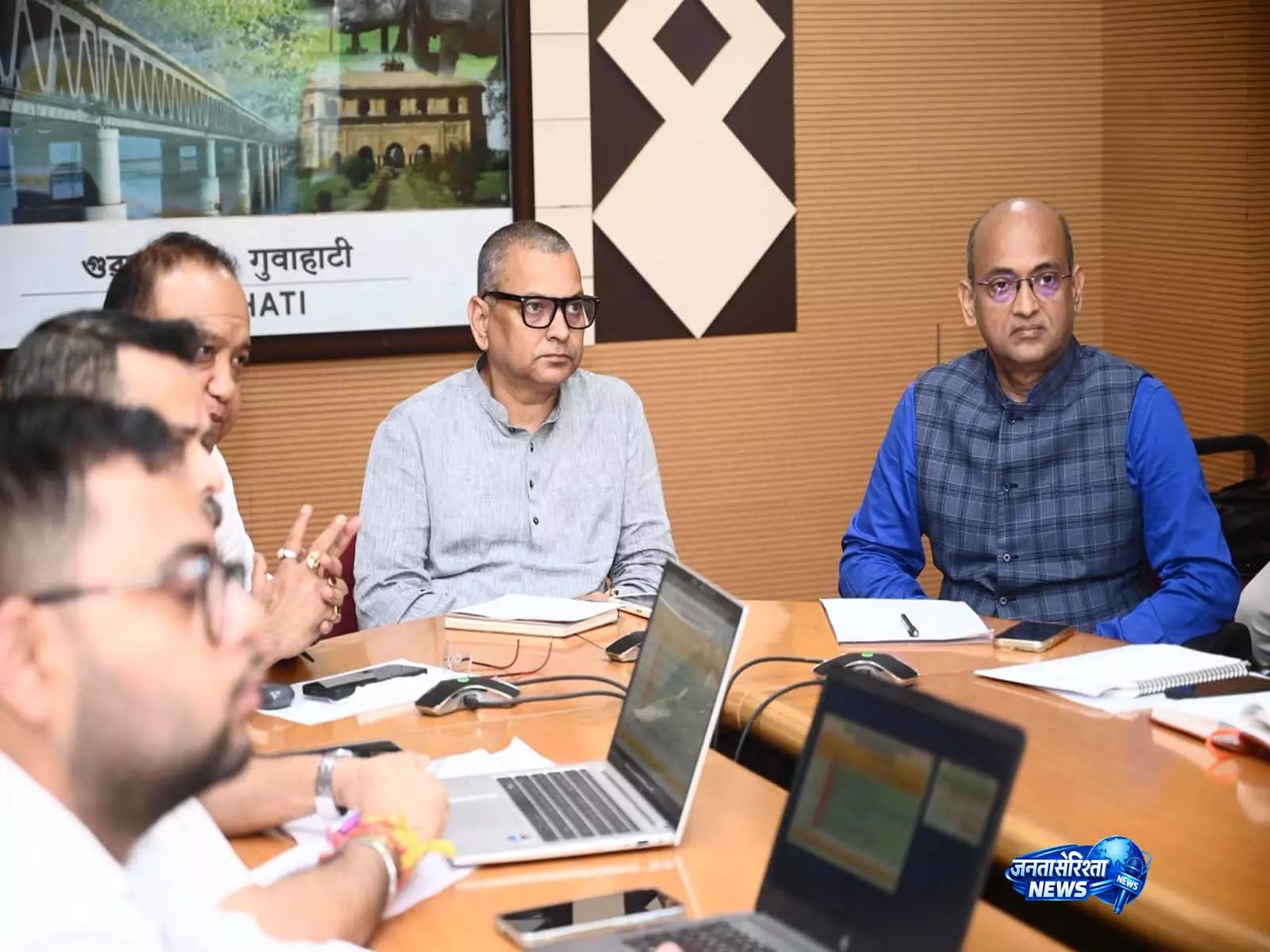 Assam बाढ़: मंत्री कौशिक राय ने राहत कार्यों की समीक्षा की Assam बाढ़: मंत्री कौशिक राय ने राहत कार्यों की समीक्षा की