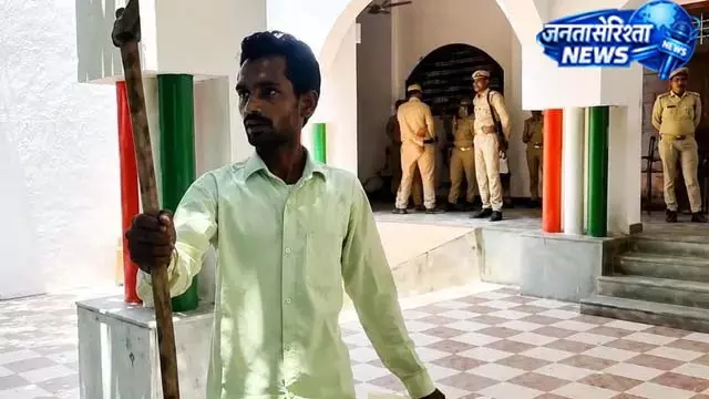 समस्या लेकर पहुंचा युवक बना चर्चा का विषय, कुल्हाड़ी देख लोग सहमे समस्या लेकर पहुंचा युवक बना चर्चा का विषय, कुल्हाड़ी देख लोग सहमे