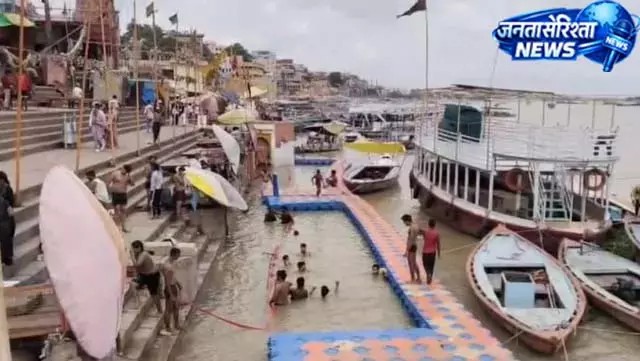 वाराणसी घाटों पर चढ़ा गंगा का पानी, आरती स्थल प्रभावित वाराणसी घाटों पर चढ़ा गंगा का पानी, आरती स्थल प्रभावित