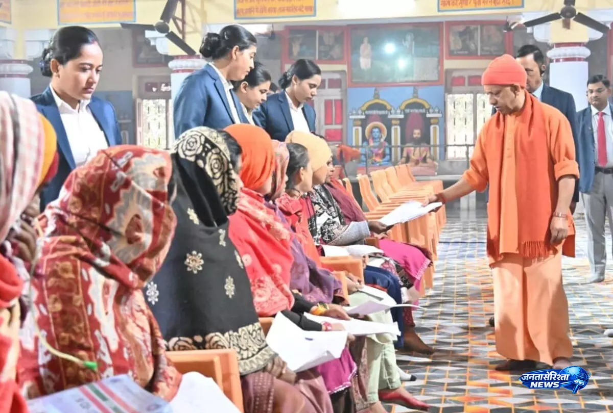 फरियादियों को सीएम योगी का आश्वासन, इलाज के लिए हर संभव आर्थिक सहायता मिलेगी फरियादियों को सीएम योगी का आश्वासन, इलाज के लिए हर संभव आर्थिक सहायता मिलेगी