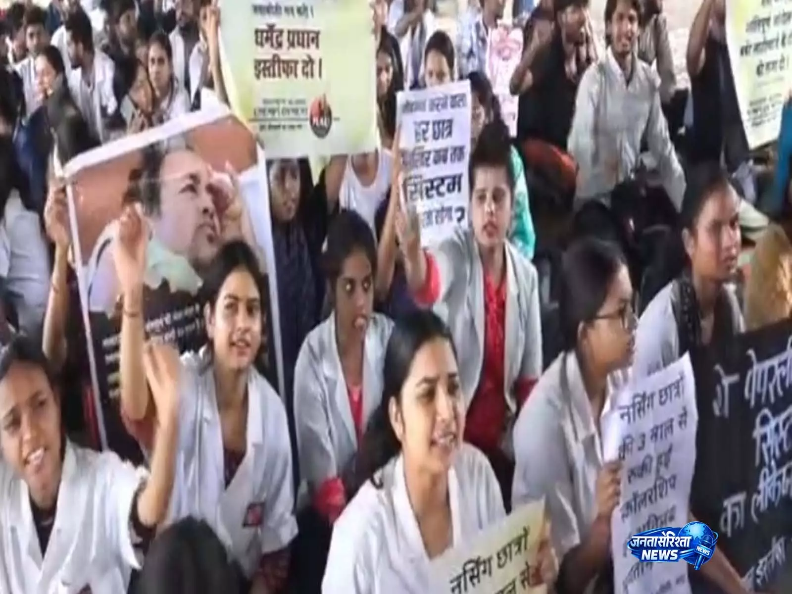 भोपाल में NEET पेपर लीक के विरोध में छात्रों का प्रदर्शन, 30 जिलों से पहुंचे युवा भोपाल में NEET पेपर लीक के विरोध में छात्रों का प्रदर्शन, 30 जिलों से पहुंचे युवा