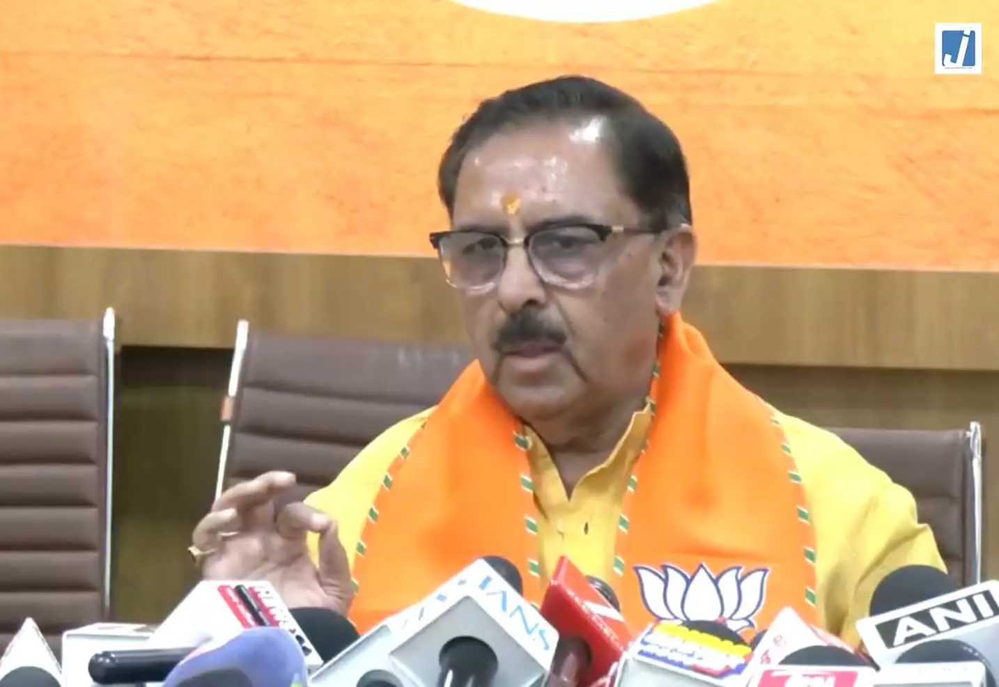 NEET पेपर लीक पर बोले अरुण चतुर्वेदी, विपक्ष पर लगाया अराजकता फैलाने का आरोप NEET पेपर लीक पर बोले अरुण चतुर्वेदी, विपक्ष पर लगाया अराजकता फैलाने का आरोप