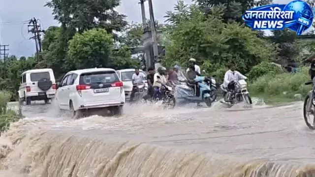 देहरादून में बारिश बनी आफत, थमी जिंदगी की रफ्तार देहरादून में बारिश बनी आफत, थमी जिंदगी की रफ्तार