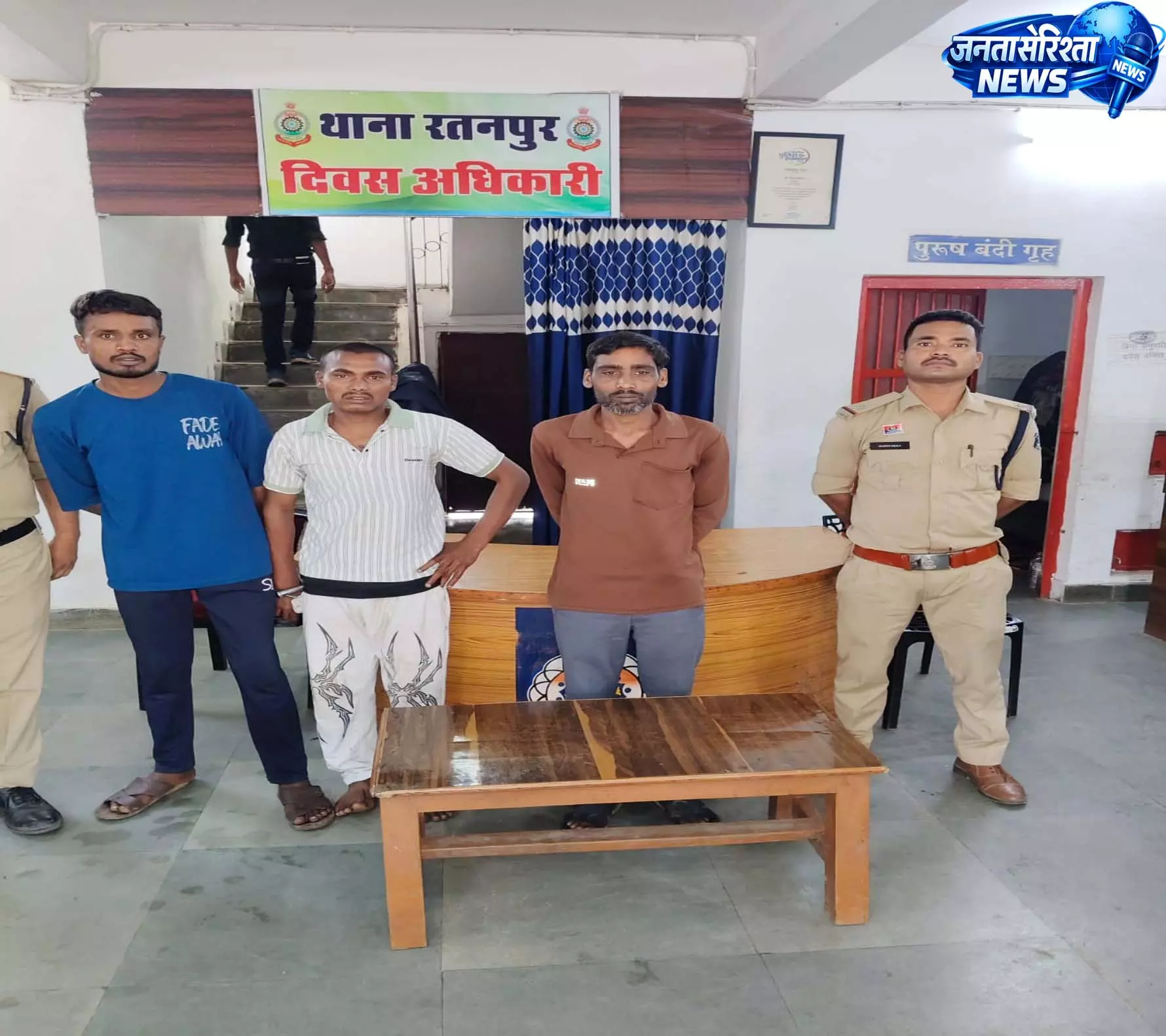 राहगीरों से शराब के लिए पैसे मांगकर मारपीट करने वाले तीन बदमाश गिरफ्तार राहगीरों से शराब के लिए पैसे मांगकर मारपीट करने वाले तीन बदमाश गिरफ्तार