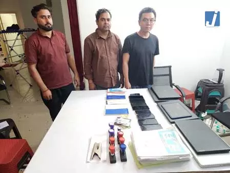 चीनी नागरिक समेत 3 गिरफ्तार, हवाला और शेल कंपनी नेटवर्क का खुलासा चीनी नागरिक समेत 3 गिरफ्तार, हवाला और शेल कंपनी नेटवर्क का खुलासा