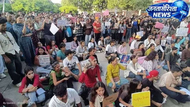 काली पट्टी बांधकर छात्रों ने सरकार के खिलाफ जताया आक्रोश काली पट्टी बांधकर छात्रों ने सरकार के खिलाफ जताया आक्रोश