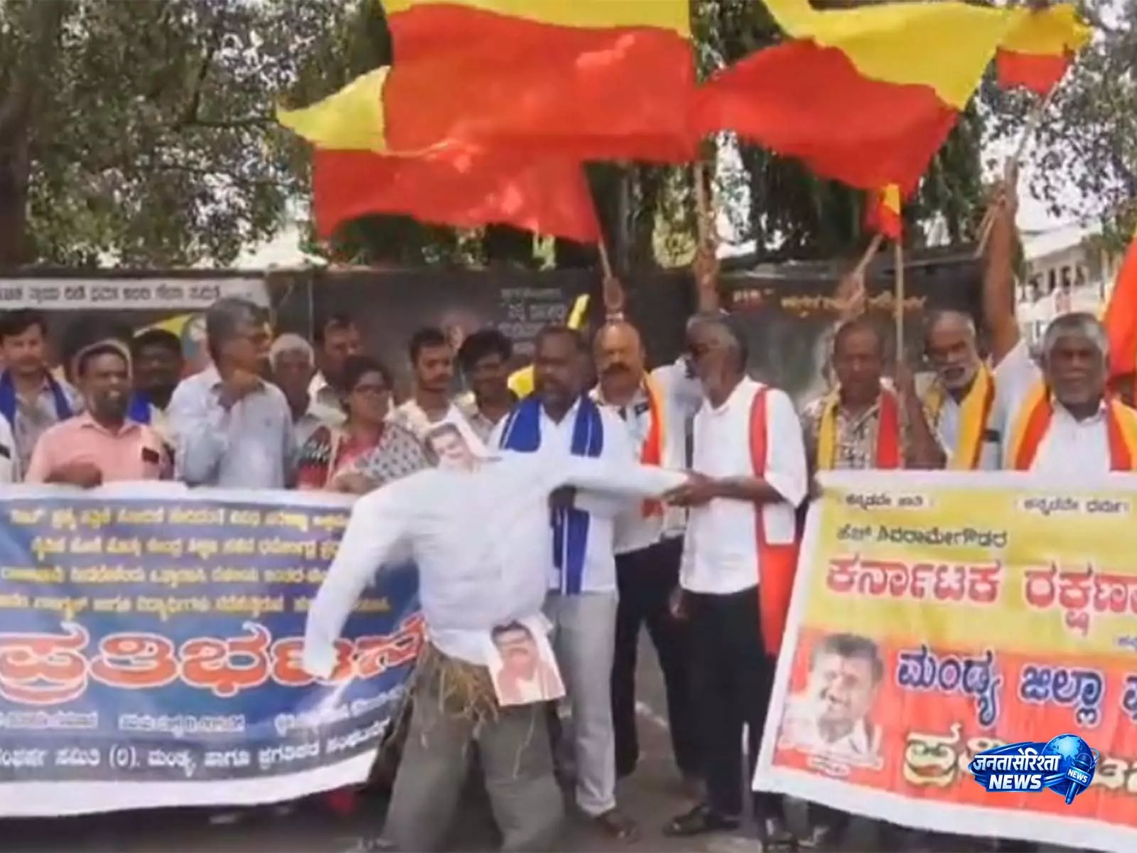 Karnataka: कार्यकर्ताओं ने मांड्या में धर्मेंद्र प्रधान का पुतला फूंका, इस्तीफे की मांग की Karnataka: कार्यकर्ताओं ने मांड्या में धर्मेंद्र प्रधान का पुतला फूंका, इस्तीफे की मांग की
