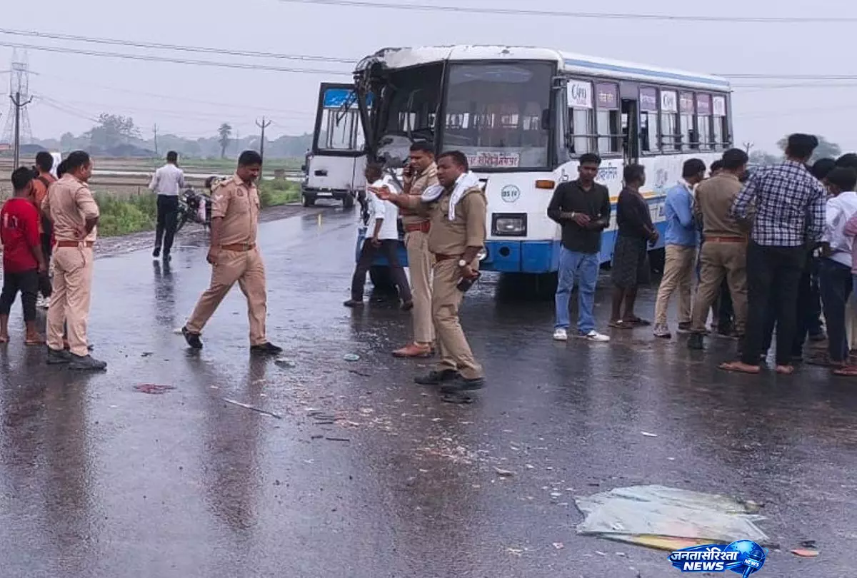 Sikandara Rao; में भीषण हादसा, मौके पर ही युवक ने तोड़ा दम Sikandara Rao; में भीषण हादसा, मौके पर ही युवक ने तोड़ा दम