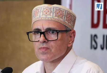लोगों को साथ लेकर चलें, घर गिराने से हालात नहीं सुधरेंगे: सीएम उमर अब्दुल्ला लोगों को साथ लेकर चलें, घर गिराने से हालात नहीं सुधरेंगे: सीएम उमर अब्दुल्ला