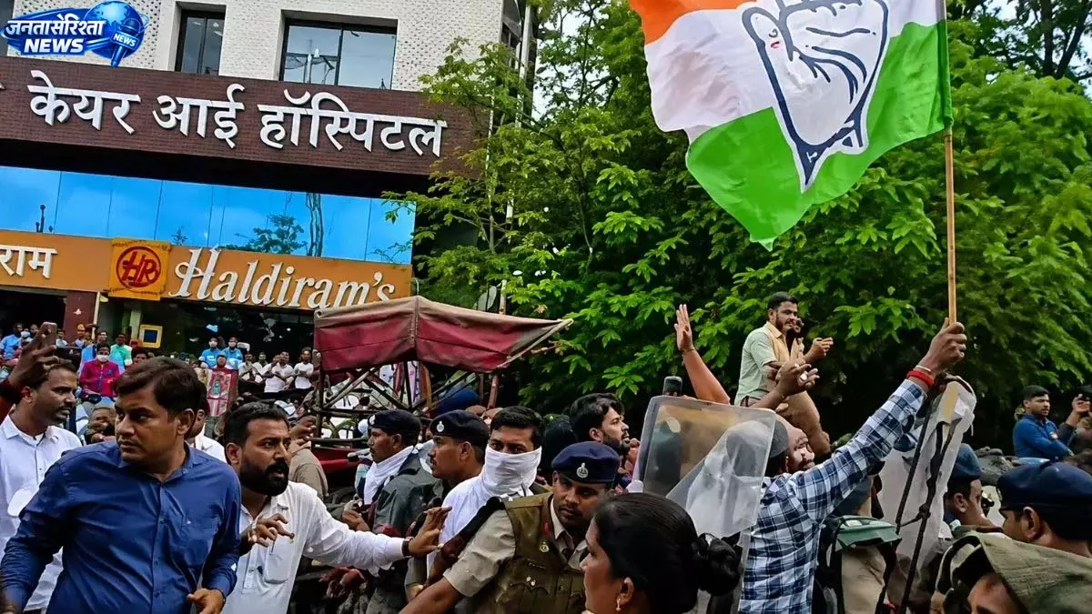 पुलिस पर पथराव करने वाले 12 कांग्रेसियों पर अपराध दर्ज, आरोपियों के घर पुलिस ने दी दबिश पुलिस पर पथराव करने वाले 12 कांग्रेसियों पर अपराध दर्ज, आरोपियों के घर पुलिस ने दी दबिश