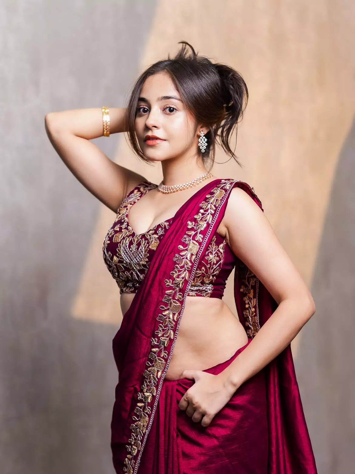 हॉट पिंक साड़ी में खूबसूरती का ऐसा जलवा, जो हर नजर को ठहरा दे