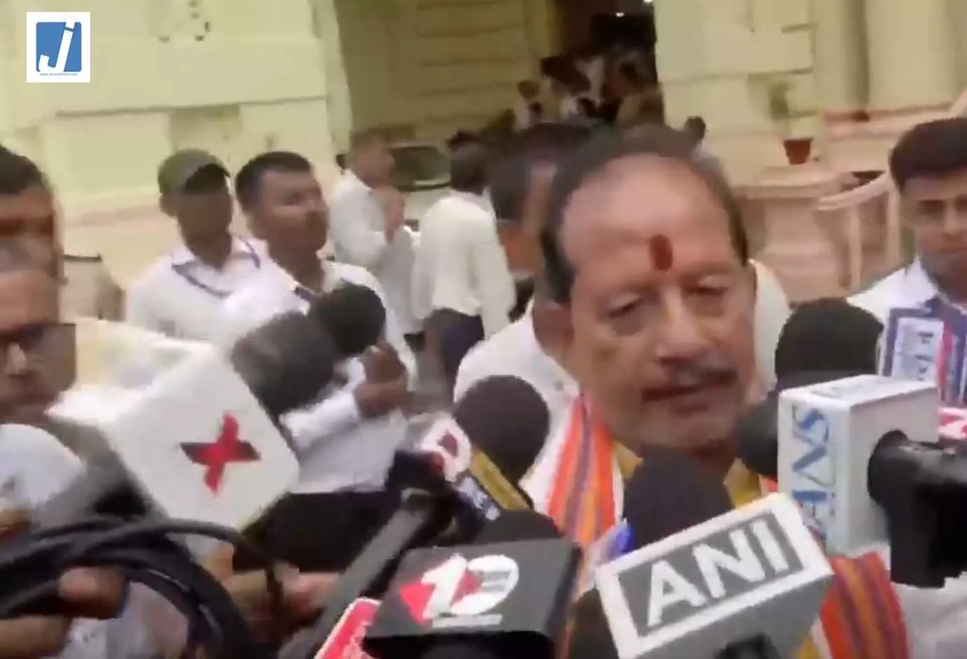 विजय कुमार सिन्हा का तेजस्वी यादव पर हमला, बोले: नेता प्रतिपक्ष गायब हैं, जनता के प्रति जिम्मेदारी निभाएं विजय कुमार सिन्हा का तेजस्वी यादव पर हमला, बोले: नेता प्रतिपक्ष गायब हैं, जनता के प्रति जिम्मेदारी निभाएं