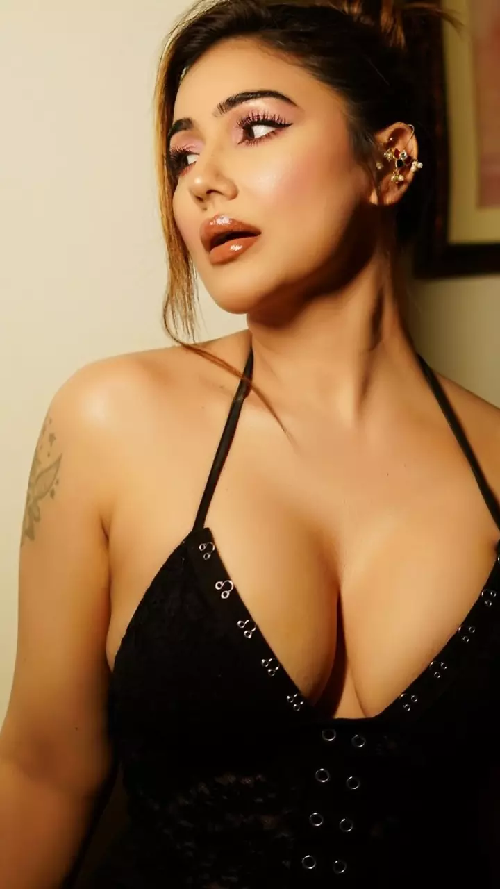 हॉल्टर-नेक कोर्सेट ड्रेस में कंगना शर्मा का एलिगेंट और ग्लैमरस लुक