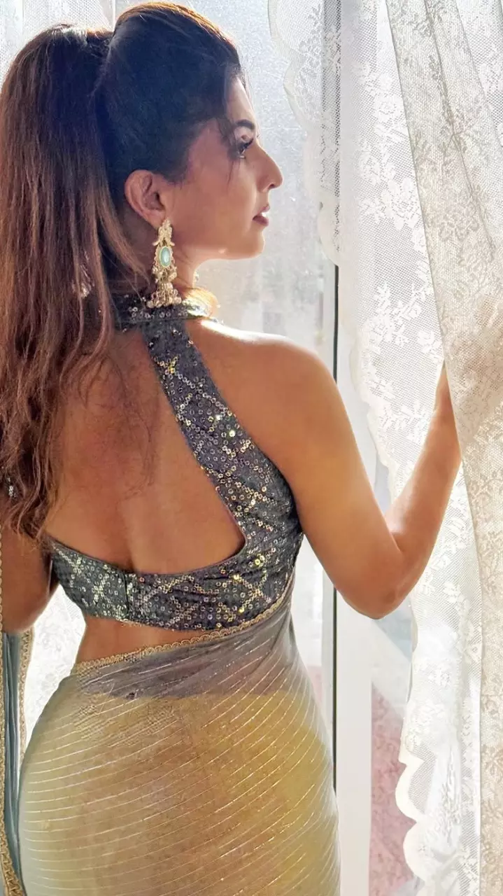 ट्रेडिशनल अंदाज में माधवी नेमकर ने दिखाया फैशन का जलवा ट्रेडिशनल अंदाज में माधवी नेमकर ने दिखाया फैशन का जलवा