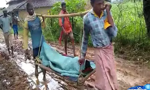 Jharkhand: सड़क नहीं बनी बाधा, 108 एंबुलेंस टीम ने खाट पर गर्भवती को पहुंचाया अस्पताल