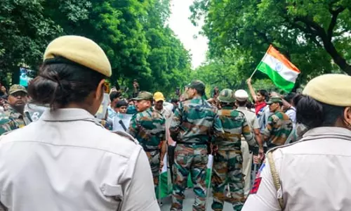 प्रदर्शनकारियों के लिए खाना ले जाने पर युवकों को हिरासत में लेने का दावा झूठा और भ्रामक : दिल्ली पुलिस प्रदर्शनकारियों के लिए खाना ले जाने पर युवकों को हिरासत में लेने का दावा झूठा और भ्रामक : दिल्ली पुलिस
