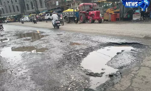 पहली बारिश में खुली सड़क मरम्मत की पोल, तवी के पुलों पर गड्ढों से लोग परेशान