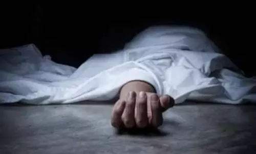 उत्तर प्रदेशः बांदा में पिता-पुत्र की करंट लगने से मौत, बचाने पहुंची मां घायल उत्तर प्रदेशः बांदा में पिता-पुत्र की करंट लगने से मौत, बचाने पहुंची मां घायल