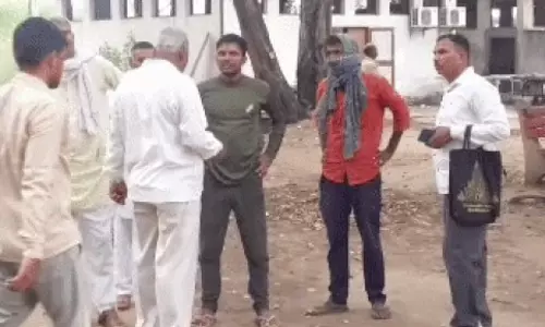 Rohtak: युवक की आत्महत्या के बाद रोहतक में हंगामा, परिजनों की गिरफ्तारी की मांग Rohtak: युवक की आत्महत्या के बाद रोहतक में हंगामा, परिजनों की गिरफ्तारी की मांग