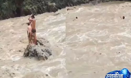 वायरल वीडियो के बाद उत्तराखंड पुलिस सख्त, उफनती नदियों में उतरने से बचने की अपील वायरल वीडियो के बाद उत्तराखंड पुलिस सख्त, उफनती नदियों में उतरने से बचने की अपील