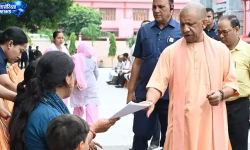 CM योगी आदित्यनाथ ने गोरखनाथ मंदिर में लगाया जनता दर्शन