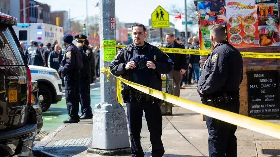 NYPD का बड़ा एक्शन: मैनहट्टन में 2 लोगों पर हमले के बाद संदिग्ध गिरफ्तार NYPD का बड़ा एक्शन: मैनहट्टन में 2 लोगों पर हमले के बाद संदिग्ध गिरफ्तार