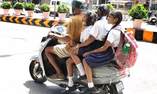 स्कूली बच्चों की सुरक्षा से खिलवाड़, खुले दरवाजों और ओवरलोड बसों में हो रहा सफर स्कूली बच्चों की सुरक्षा से खिलवाड़, खुले दरवाजों और ओवरलोड बसों में हो रहा सफर
