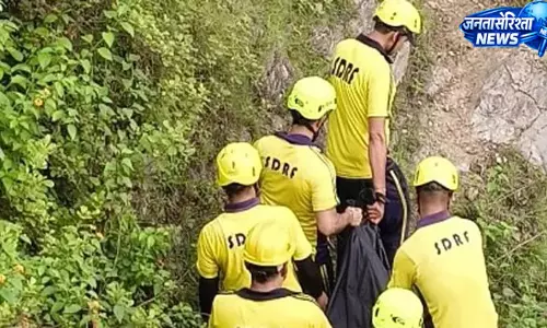 अल्मोड़ा-हल्द्वानी हाईवे के पास खाई में गिरकर महिला की मौत, SDRF ने रेस्क्यू कर निकाला शव