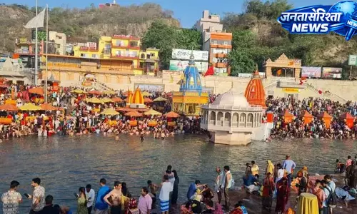 Haridwar : हरकी पैड़ी के पास गंगा घाट पर शराब पीता युवक पकड़ा गया Haridwar : हरकी पैड़ी के पास गंगा घाट पर शराब पीता युवक पकड़ा गया