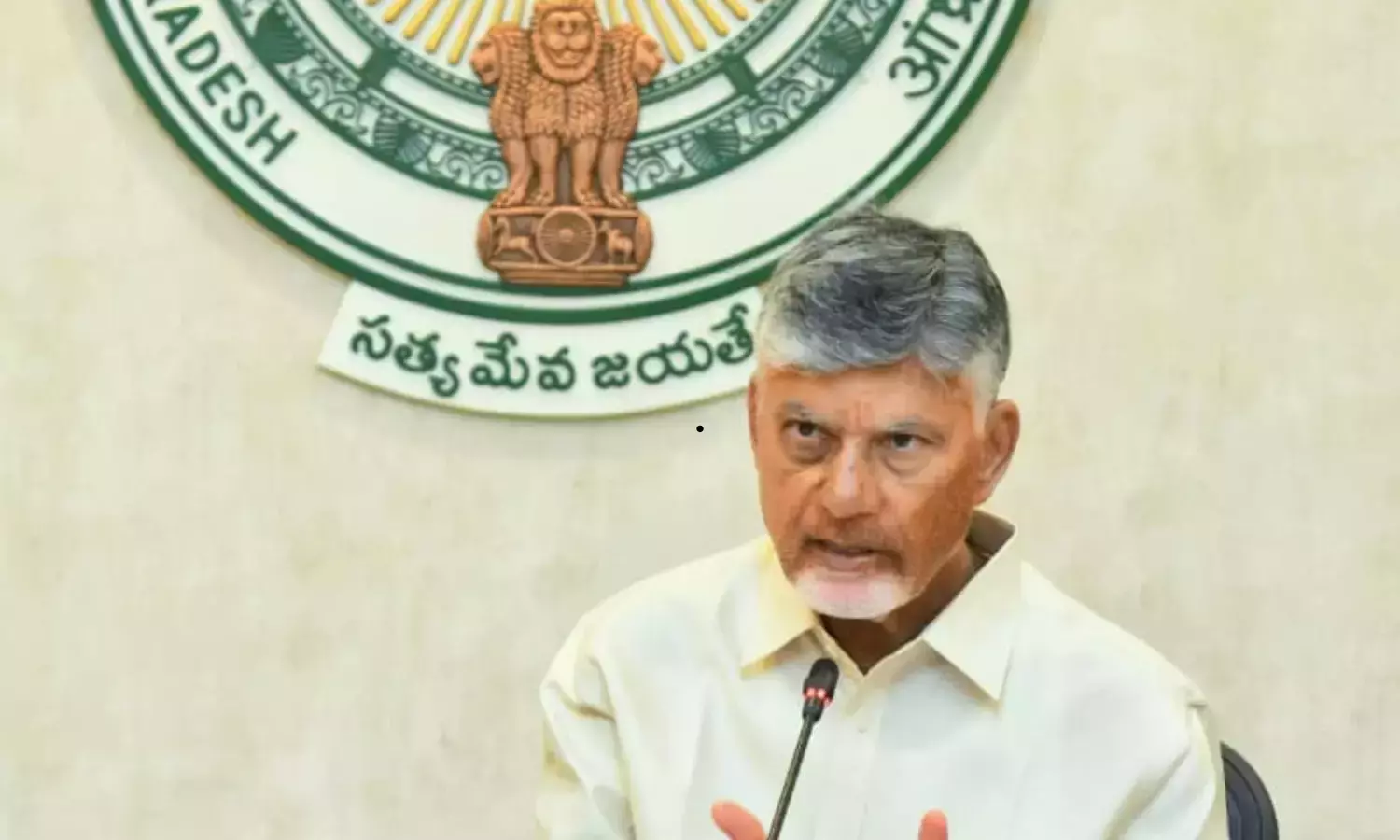 Andhra: नायडू ने उभरते अपराधों से निपटने के लिए दृश्यमान, तकनीक-संचालित पुलिसिंग का आह्वान किया Andhra: नायडू ने उभरते अपराधों से निपटने के लिए दृश्यमान, तकनीक-संचालित पुलिसिंग का आह्वान किया