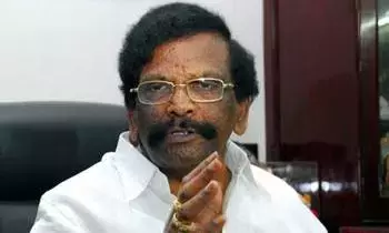 Andhra: पूर्व मंत्री ने श्रीशैलम मंदिर को सोने के गहने, नकद दान दिए Andhra: पूर्व मंत्री ने श्रीशैलम मंदिर को सोने के गहने, नकद दान दिए