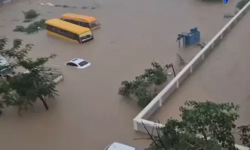 गुजरात में भारी बारिश से बाढ़ जैसे हालात, नवसारी में सबसे ज्यादा असर; NDRF ने संभाला मोर्चा गुजरात में भारी बारिश से बाढ़ जैसे हालात, नवसारी में सबसे ज्यादा असर; NDRF ने संभाला मोर्चा